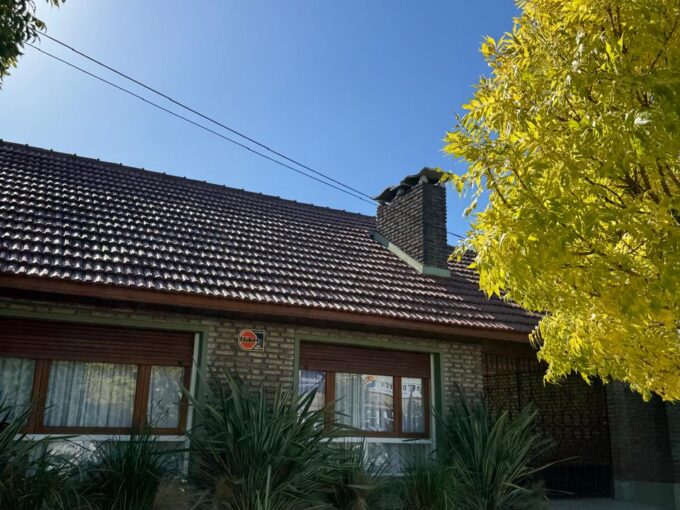 VENDEMOS PROPIEDAD CON QUINCHO – AV RIVADAVIA AL 900