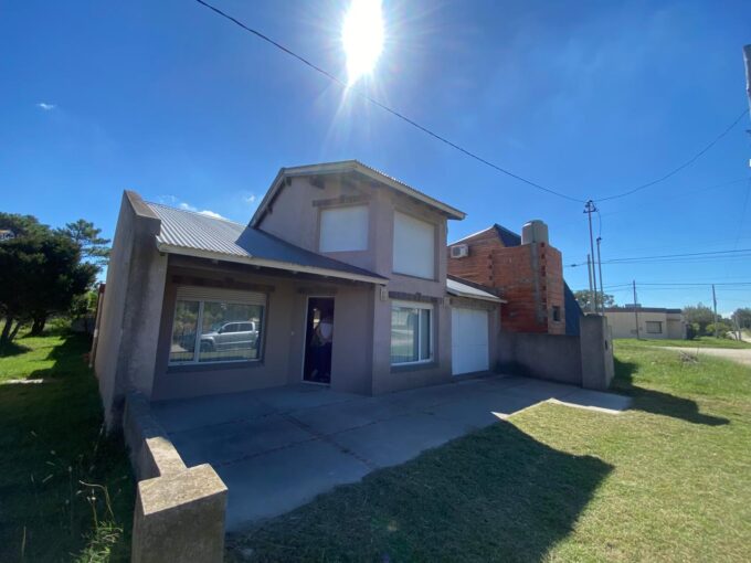 VENDEMOS PROPIEDAD A PASOS DEL MAR EN EL BALNEARIO CLAROMECO – CALLE 44 AL 1100