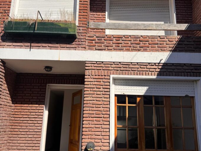 VENDEMOS PROPIEDAD DE DOS HABITACIONES EN AVENIDA – CASEROS AL 100